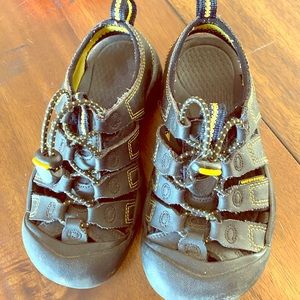 Boys keen sandals